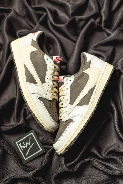Air Jordan Retro 1 Low x Travis Scott Reverse Mocha