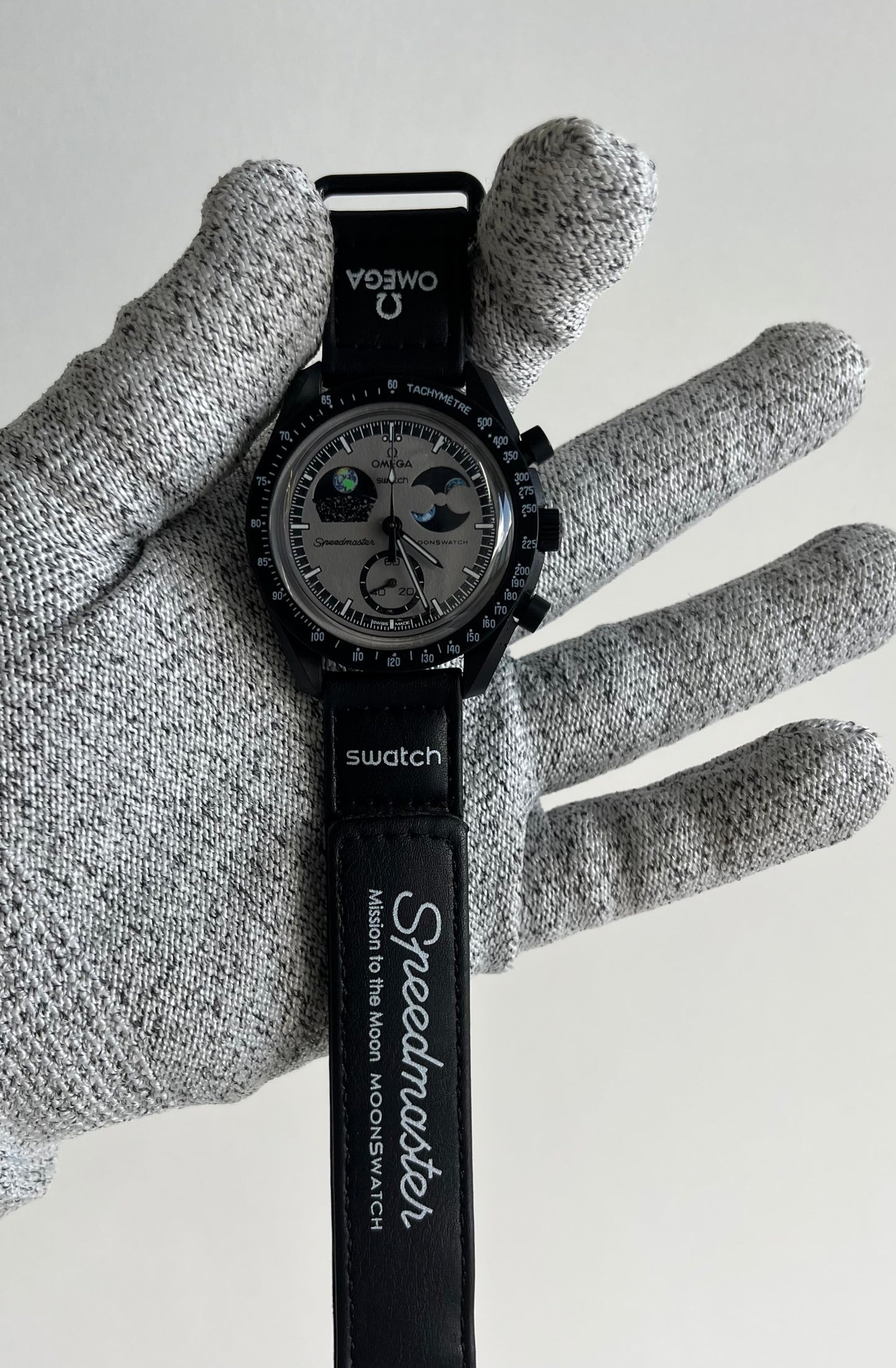 Bioceramic MoonsSwatch Moonphase Snoopy Black