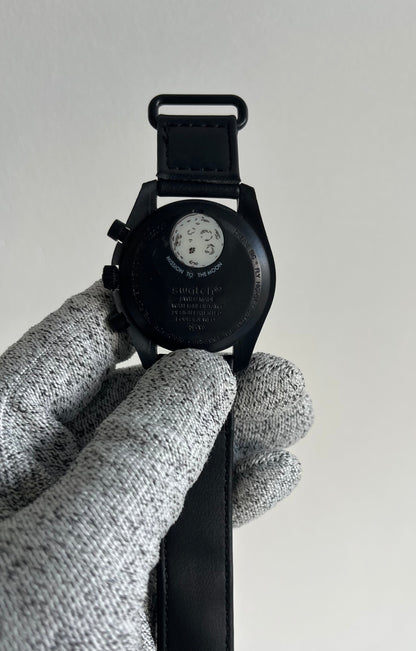 Bioceramic MoonsSwatch Moonphase Snoopy Black